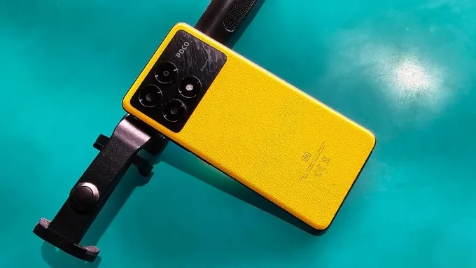 POCO X6 Pro dày và nặng hơn đôi chút nhưng vẫn giữ được sự gọn gàng khi sử dụng