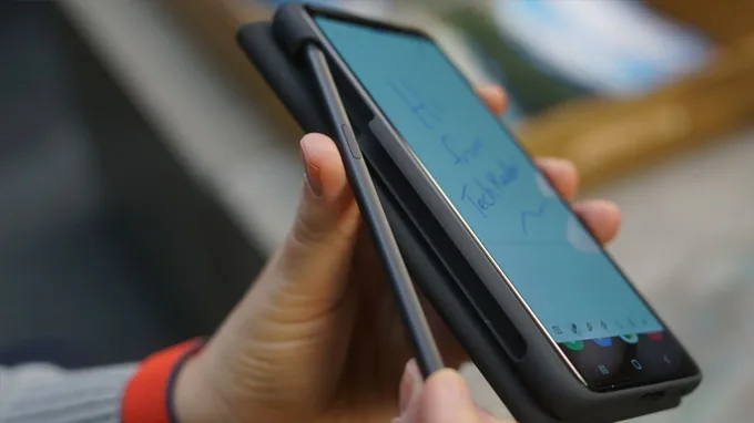 Ốp lưng Galaxy S21 Ultra 5G được hỗ trợ thêm khe chứa bút S-Pen tiện lợi