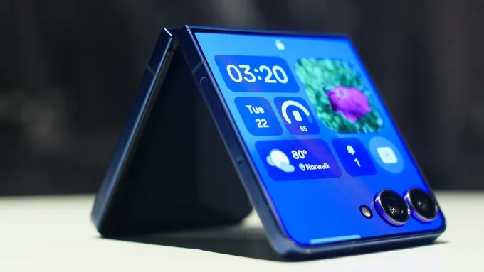 Galaxy Z Flip 7 mang lợi thế về sự nhỏ gọn với trọng lượng chỉ 188 gram và khi gập lại máy thu gọn còn 85.5 x 75.2 x 13.7mm