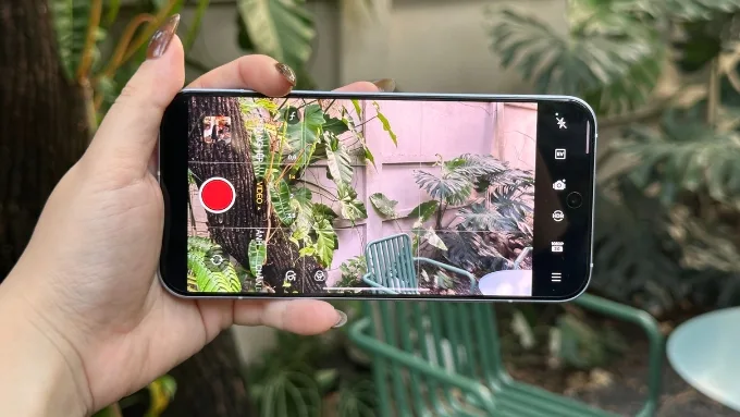 Oppo Reno 15 Pro được trang bị hệ thống camera sau gồm 3 ống kính với thông số nổi bật