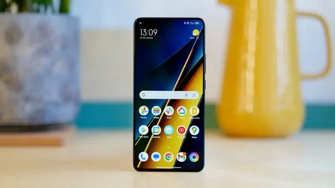 Cả hai đều sử dụng tấm nền AMOLED với tần số quét 120Hz, mang lại trải nghiệm hiển thị mượt mà