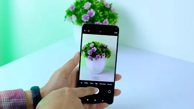 POCO X6 Pro có lợi thế về chụp cận cảnh và khả năng xử lý ánh sáng đa dạng hơn