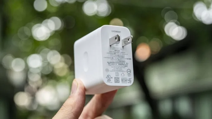 Cả hai thiết bị đều sử dụng chuẩn SuperVOOC với công suất tối đa 80W