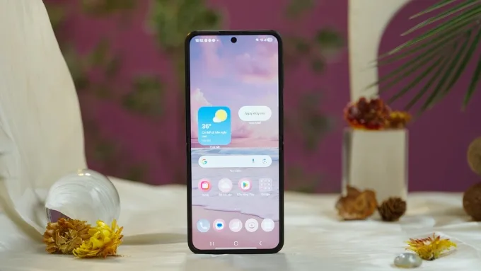 Galaxy Z Flip 7 FE không tạo ra khác biệt lớn về màn hình bởi cả 2 máy đều sử dụng chung tấm nền Dynamic AMOLED 2X 6.7 inch