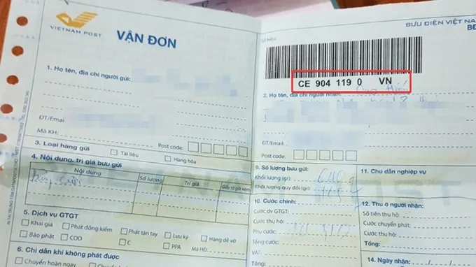 Nhân viên bưu cục sẽ gửi bạn phiếu thông tin vận đơn