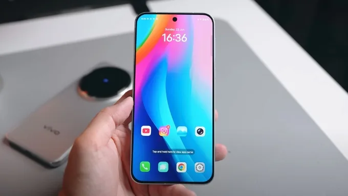 Màn hình Vivo X200 FE đem đến không gian hiển thị rộng rãi với độ nét cao
