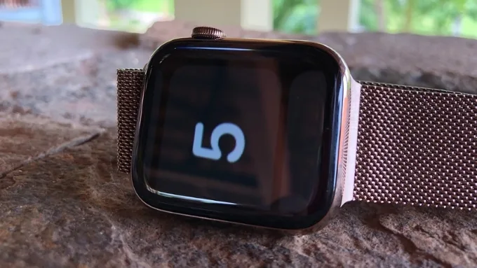 Nguyên nhân Apple Watch bị phóng to màn hình