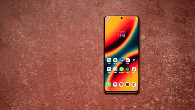 Màn hình AMOLED 6,78 inch sống động