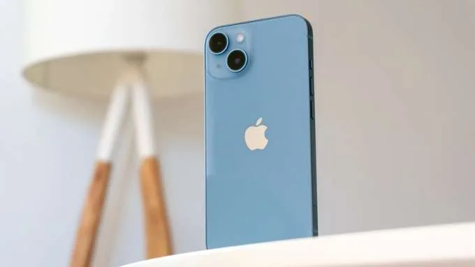 iPhone 14 với thiết kế iPhone 2 mắt chéo, được trang bị camera kép 12MP hỗ trợ các tính năng như Smart HDR, chế độ ban đêm và quay video Cinematic