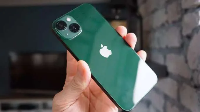 Thiết kế sang trọng của iPhone 13 cũ