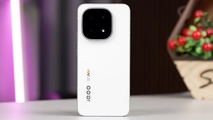 Vivo iQOO 15 sở hữu phong cách đậm chất gaming với độ dày thân máy khoảng 8.1mm và trọng lượng 210g