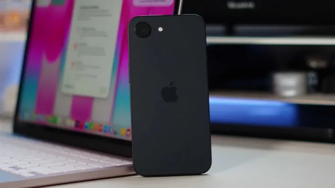 iPhone 17e giữ phong cách tối giản quen thuộc với khung nhôm và mặt kính Ceramic Shield 2