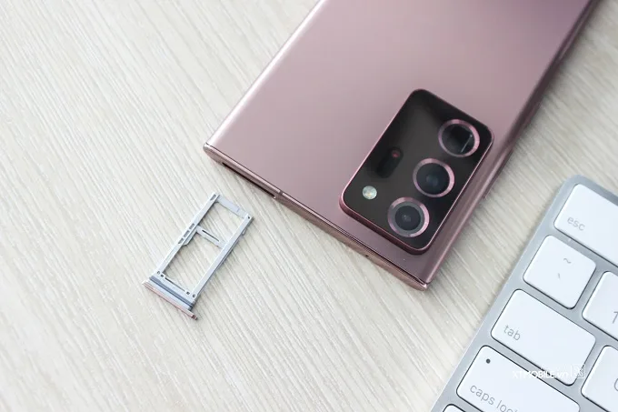Khay sim kép và cụm camera