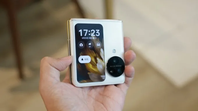 Thiết kế của OPPO Find N3 Flip so với Galaxy Z Flip 7