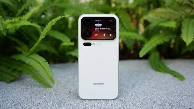 Xiaomi 17 Pro Max nổi bật với cụm camera sau được bao phủ bởi màn hình phụ