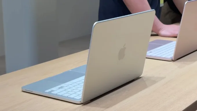 MacBook Neo màu Bạc (Silver)