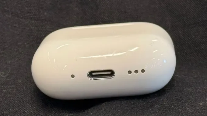 Về pin, AirPods 4 ANC đạt lên đến 4 giờ nghe liên tục khi bật ANC (khoảng 5 giờ khi tắt ANC) trong một lần sạc