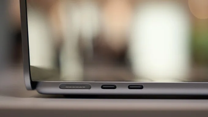 So sánh MacBook Air M4 và M3 về pin và sạc