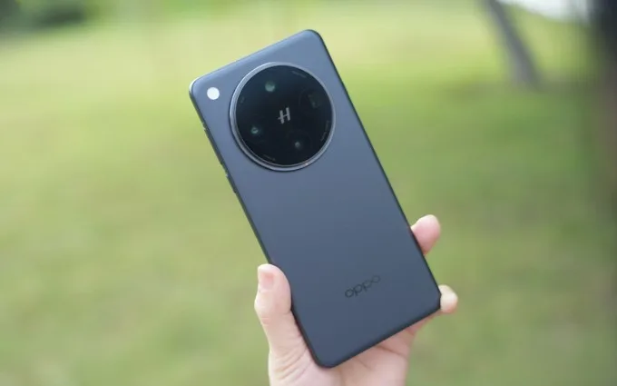 Oppo Find X8 Pro có ngoại hình bo tròn mềm mại