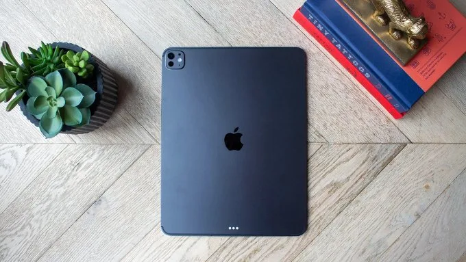 Thiết kế bên ngoài iPad Pro M5