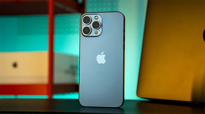 iPhone 13 Pro Max sử dụng mặt lưng kính với khung thép không gỉ