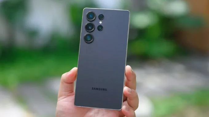 Samsung ưu tiên sự chắc chắn, sử dụng khung kim loại