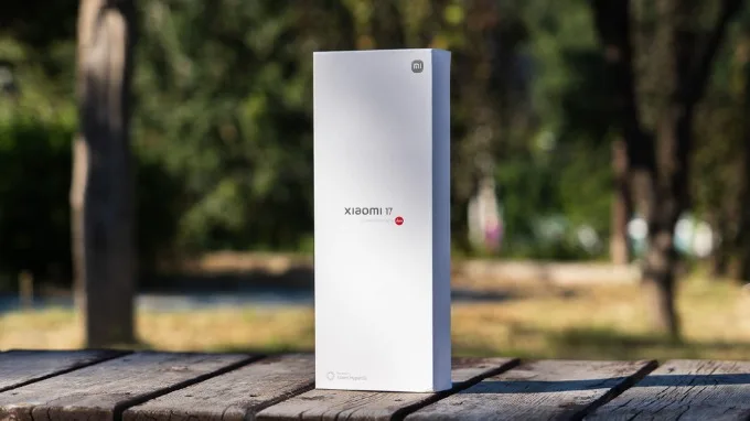 Hộp đựng Xiaomi 17 có tông màu trắng chủ đạo