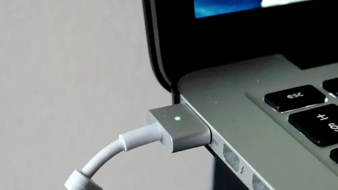 Kiểm tra kết nối giữa USB với MacBook