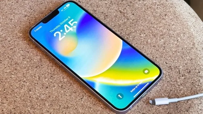 iPhone 14 có dung lượng pin lớn hơn iPhone 12