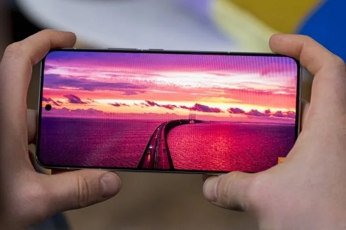 So sánh Nothing Phone (3) và iQOO 13 về màn hình