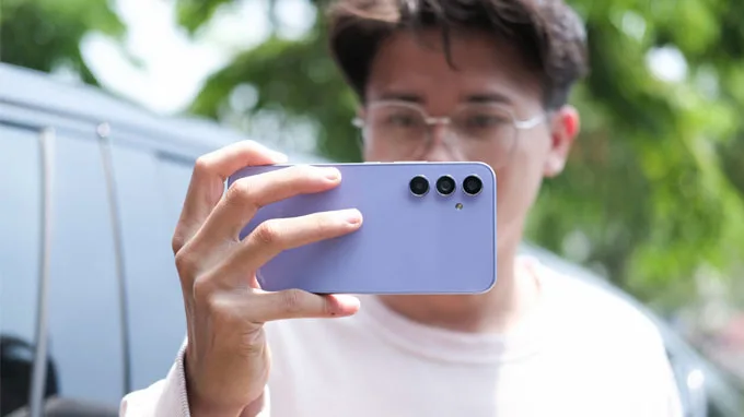Điện thoại Galaxy A54 có mặt lưng bằng kính
