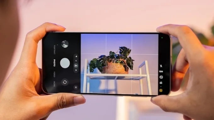 Ở phía Samsung, Galaxy S25 FE được trang bị cụm 3 camera gồm cảm biến chính 50MP