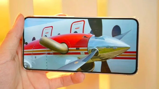 Galaxy S24 có viền màn hình mỏng, và độ sáng màn hình cao vượt trội