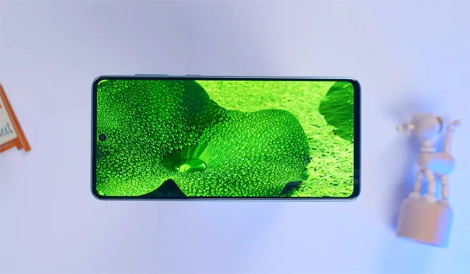 Điện thoại sở hữu màn hình sắc nét, không gian hiển thị rộng rãi