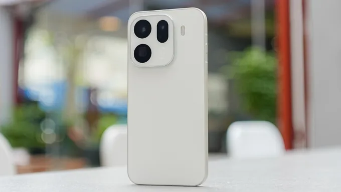 OPPO Find X9 Pro sở hữu thiết kế nguyên khối với khung nhôm phẳng, kích thước 161.3 x 76.5 x 8.3mm và trọng lượng chỉ 224g