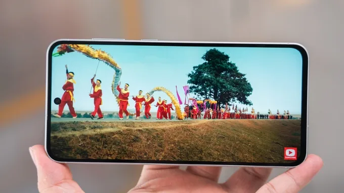 Khả năng hiển thị là yếu tố quan trọng khi so sánh vivo V60 vs Samsung Galaxy A56