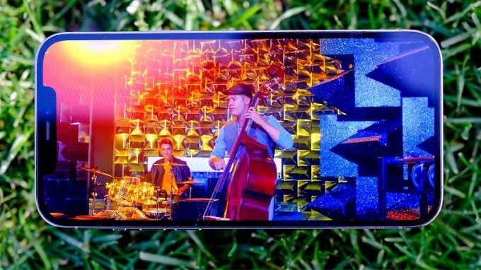 Đánh giá khả năng hiển thị của iPhone 13