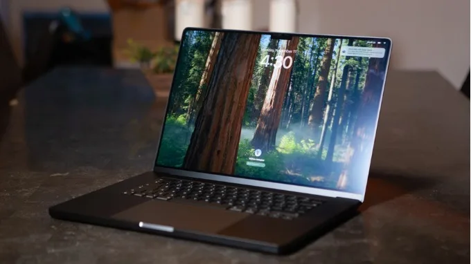 Kích thước của MacBook Pro M5 so với M4
