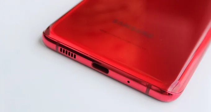 Galaxy S20+ 5G gồm 1 cụm loa, 1 cổng kết nối USB Type-C ở cạnh dưới