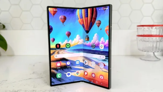 Galaxy Z Fold 7 gây ấn tượng với màn hình chính 8.0 inch Dynamic LTPO AMOLED 2X khi mở rộng, độ phân giải cao
