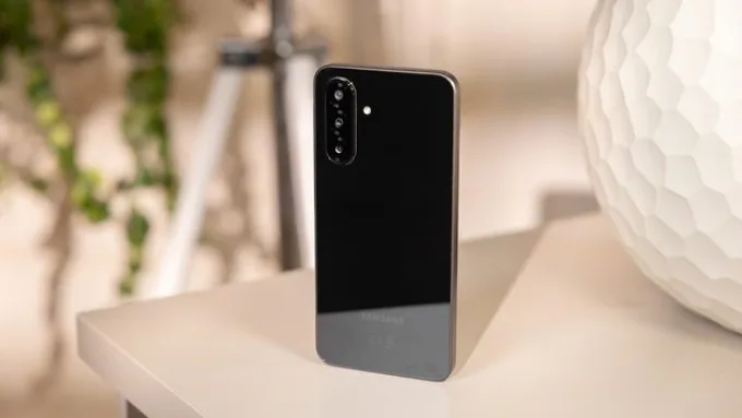 Samsung Galaxy A26 5G sở hữu thân mỏng 7.7mm, trọng lượng chỉ 195g, khung nhựa bền bỉ, tạo cảm giác nhẹ nhàng