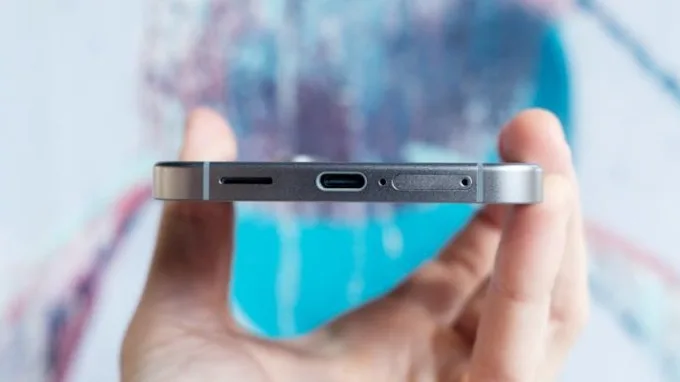 So sánh Samsung Galaxy A57 và Galaxy S25 FE về pin và sạc