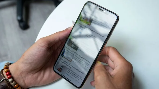 Trường hợp người khác ngồi cạnh đọc trộm