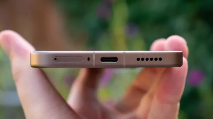 Về phía Xiaomi 15T Pro, thiết bị lại nắm giữ lợi thế về tốc độ nạp sạc đỉnh cao