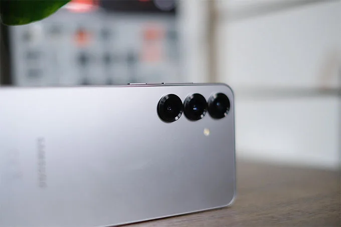 Samsung Galaxy S25 trang bị ba camera