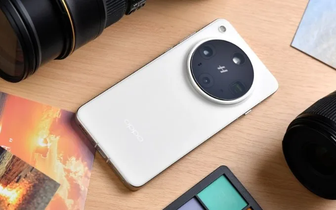 Oppo Find X8 Ultra sở hữu ngôn ngữ thiết kế phẳng, vuông vức