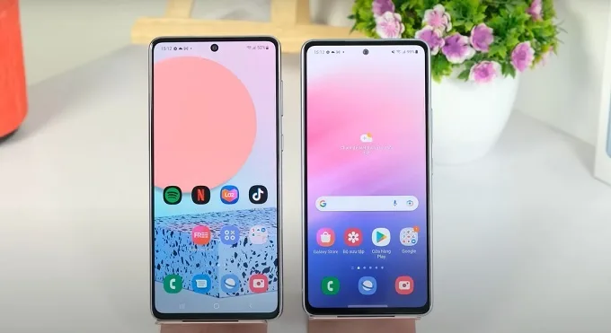 Galaxy A73 có kích thước lớn hơn cùng tấm nền Super AMOLED Plus tiên tiến hơn