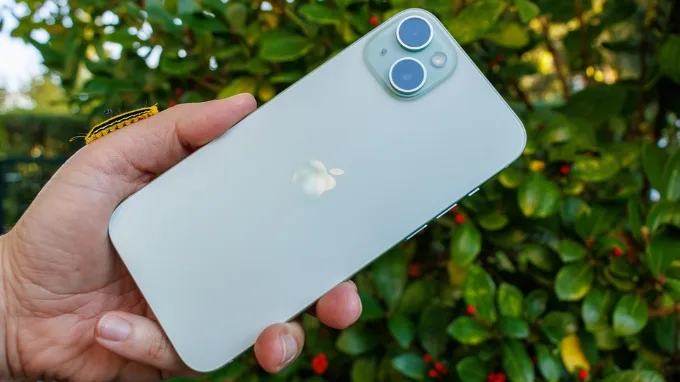 iPhone 15 Plus vẫn duy trì triết lý tối giản đặc trưng của Apple