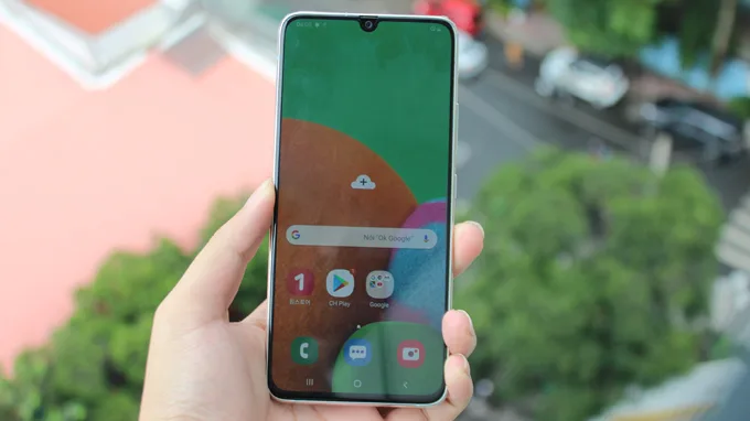 Máy được trang bị tấm nền AMOLED có kích thước lên đến 6.7 inch