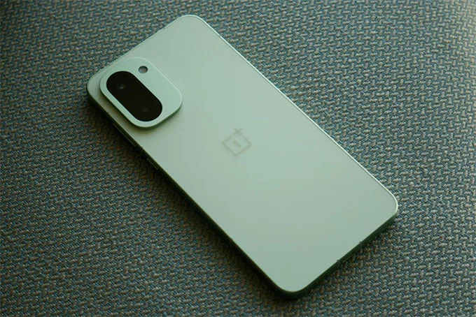 OnePlus 15R thừa hưởng trọn vẹn ngôn ngữ thiết kế của đàn anh OnePlus 15